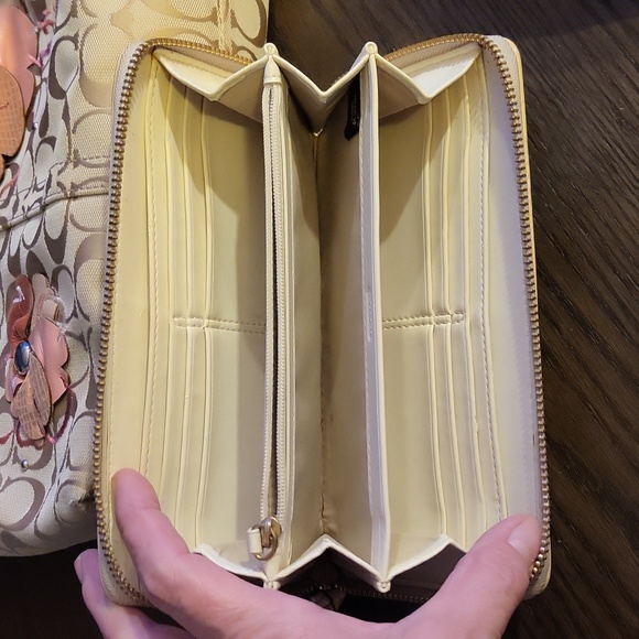 Coach Purse W/wallet & Change Wallet - Picture 8 of 13